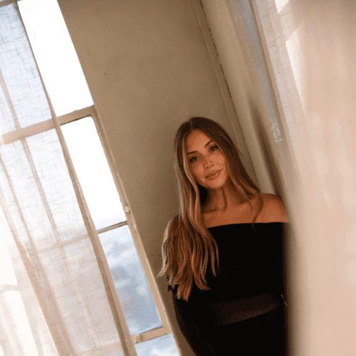 Portrait of Lauren Alvarez, a professional stylist at Stranded Salon, showcasing their expertise and style.